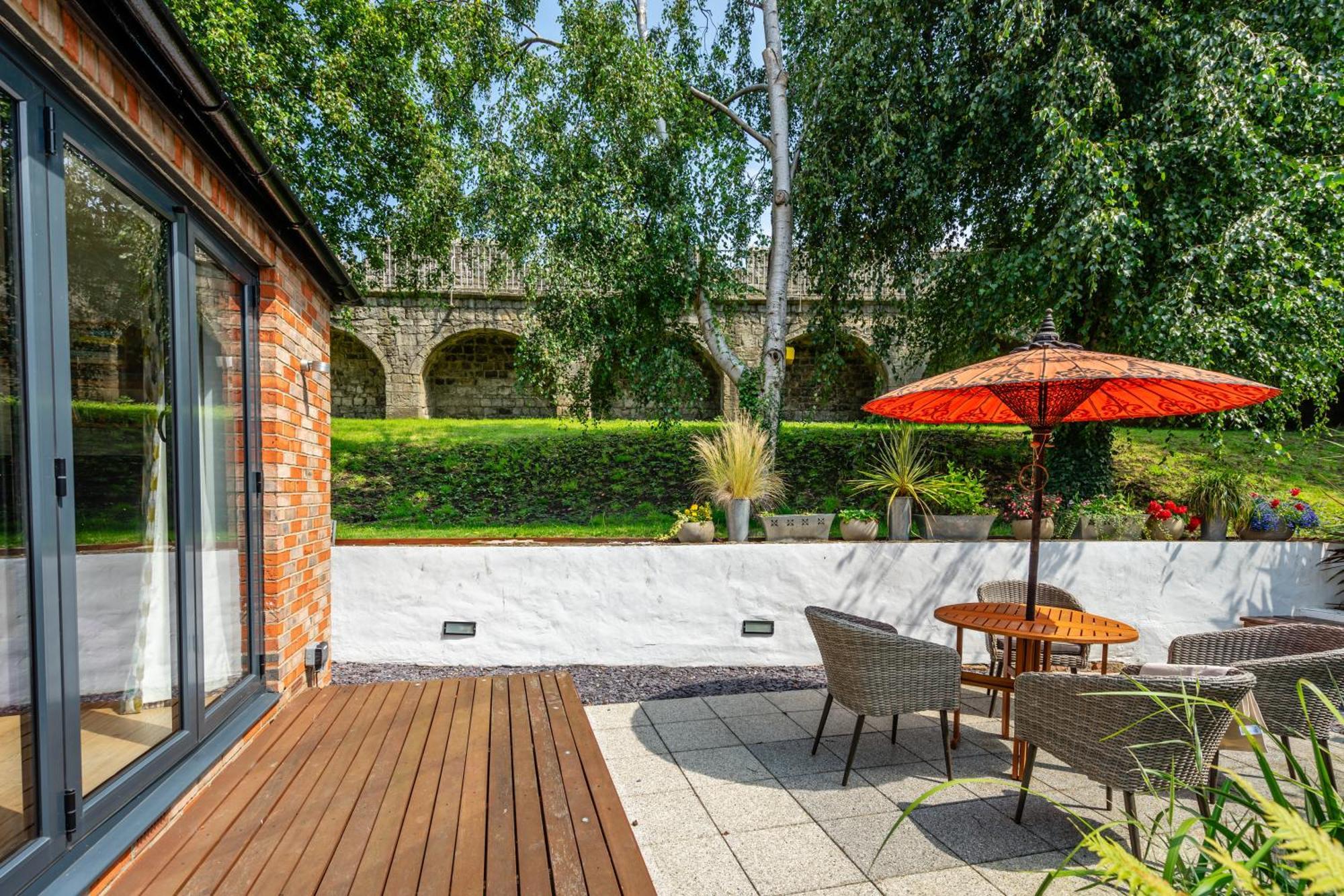 Вилла 16 Hunt Court Йорк Экстерьер фото